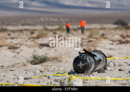 Désert de Mojave, Californie, USA. 1er novembre 2014. Un débris de la Virgin Galactic SpaceShipTwo est protégée dans le désert de Mojave en Californie, le 1 novembre 2014. L'avion-fusée de passagers développé par Virgin Galactic est écrasé après l'explosion vendredi lors d'un vol d'essai au-dessus de la Californie, tuant un des pilotes et de graves blessures à l'autre. Les chercheurs américains de la recherche des débris conservés SpaceShipTwo et essayé de comprendre la raison de l'accident. Crédit : Yang Lei/Xinhua/Alamy Live News Banque D'Images