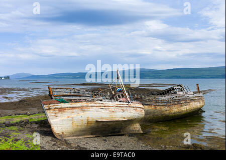 Rusty désaffectées les apparaux de pêche Bateaux à Salen Bay dans Sound of Mull sur l'île de Mull dans les Hébrides intérieures et les îles de l'Ouest, à l'Ouest Banque D'Images