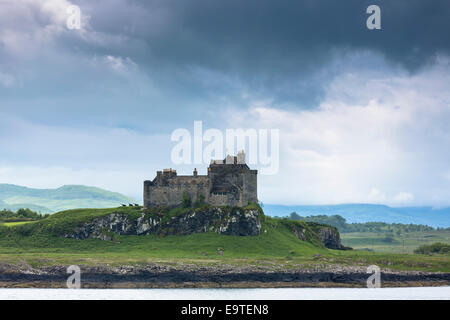 Sound of Mull et Duart Castle (accueil du clan Maclean) sur l'île de Mull dans les Hébrides intérieures et les îles de l'Ouest, de la côte ouest de l'OCS Banque D'Images