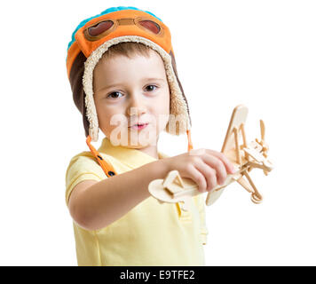 Happy kid boy pilote et jouer avec des jouets en bois avion Banque D'Images
