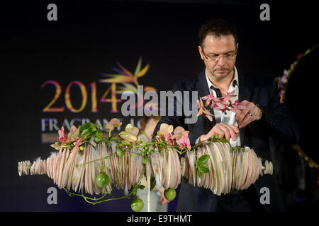 Taipei, Taiwan. 2e Nov, 2014. Designer floral belge Tomas De Bruyne donne une démonstration au 2014 Taipei International Flower Design Award à Taipei, Taiwan, du sud-est de la Chine, le 2 novembre 2014. Wang © Qingqin/Xinhua/Alamy Live News Banque D'Images