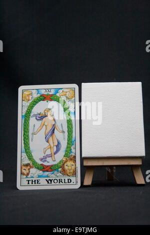 Le Monde. Une carte de tarot arcanes majeurs de la Universal Waite pont. Banque D'Images