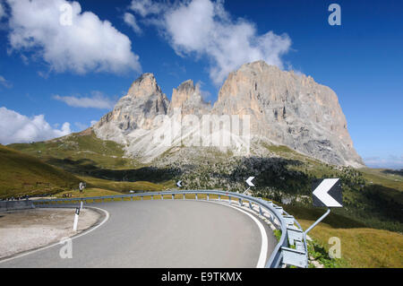 Sella pass entre Gardena et vallée de Fassa, Dolomites italiennes Banque D'Images