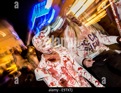 Zombie Walk, un événement d'Halloween, où plus de 1000 personnes vêtues et un miroir, rencontrez et marcha dans la ville, comme les Zombies Banque D'Images
