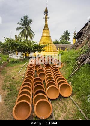 Twante, Division de Yangon, Myanmar. 2e Nov, 2014. Bols en céramique sèche avant d'une pagode à Twante, Myanmar. Twante, à environ 20 milles de Yangon, est mieux connu pour sa poterie traditionnelle. Les décideurs de la poterie ont du mal à maintenir les travailleurs dans leurs cabanes. Le Myanmar s'ouvre à des investissements extérieurs et son économie se développe, les jeunes partent de Yangon à prendre des emplois mieux rémunérés dans l'industrie touristique ou dans les usines qui se multiplient autour de Yangon. © Jack Kurtz/ZUMA/Alamy Fil Live News Banque D'Images