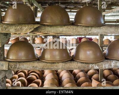 Twante, Division de Yangon, Myanmar. 2e Nov, 2014. Des pots d'argile dans une usine de Twante, Myanmar. Twante, à environ 20 milles de Yangon, est mieux connu pour sa poterie traditionnelle. Les décideurs de la poterie ont du mal à maintenir les travailleurs dans leurs cabanes. Le Myanmar s'ouvre à des investissements extérieurs et son économie se développe, les jeunes partent de Yangon à prendre des emplois mieux rémunérés dans l'industrie touristique ou dans les usines qui se multiplient autour de Yangon. © Jack Kurtz/ZUMA/Alamy Fil Live News Banque D'Images