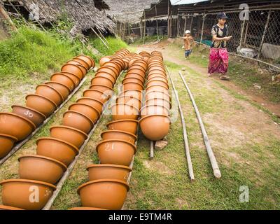 Twante, Division de Yangon, Myanmar. 2e Nov, 2014. Bols de poterie sec dans le village des potiers de Twante, Myanmar. Twante, à environ 20 milles de Yangon, est mieux connu pour sa poterie traditionnelle. Les décideurs de la poterie ont du mal à maintenir les travailleurs dans leurs cabanes. Le Myanmar s'ouvre à des investissements extérieurs et son économie se développe, les jeunes partent de Yangon à prendre des emplois mieux rémunérés dans l'industrie touristique ou dans les usines qui se multiplient autour de Yangon. © Jack Kurtz/ZUMA/Alamy Fil Live News Banque D'Images