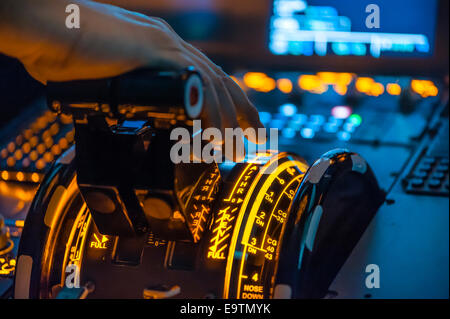 Cockpit d'un Airbus A320 de Flight Simulator qui est utilisé pour la formation de pilotes de ligne professionnelle (main sur le levier d'accélérateur) Banque D'Images