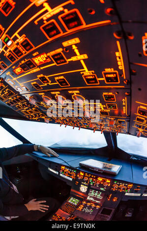 Cockpit d'un Airbus A320 de Flight Simulator qui est utilisé pour la formation de pilotes de ligne professionnelle (au cours de 'vol') Banque D'Images