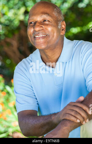 Une happy senior African American man dans la soixantaine en dehors de sourire. Banque D'Images