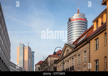 Jeu d'extérieur de bâtiment Intershop contre de vieux bâtiments traditionnels, Jena, Allemagne Banque D'Images