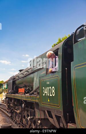 Le conducteur de l'ex-loco vapeur chemin de fer du Sud '34028' Eddystone attend que le "droit de suite" à la station Swanage Dorset England UK Banque D'Images