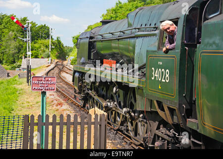 Ancien Southern Railway loco de vapeur '34028' Eddystone quitte la station de Corfe Castle sur le chemin de fer Swanage Dorset England UK Banque D'Images