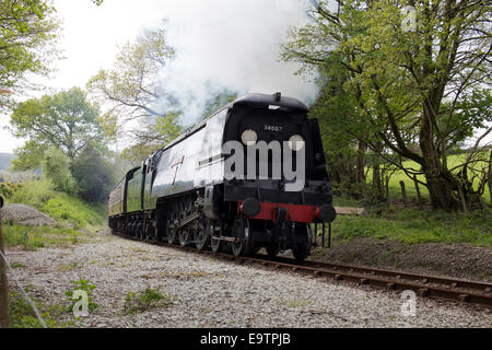 Les conserves de locomotive à vapeur, 34007 'Wadebridge', à la vapeur sur la Bodmin et Wenford Railway, Bodmin, Cornwall, England, UK. Banque D'Images