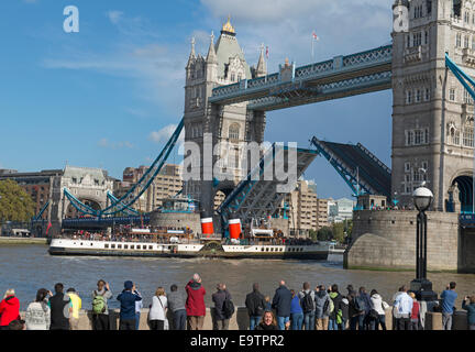 Waverley à vapeur passant sous le Tower Bridge Londres Banque D'Images