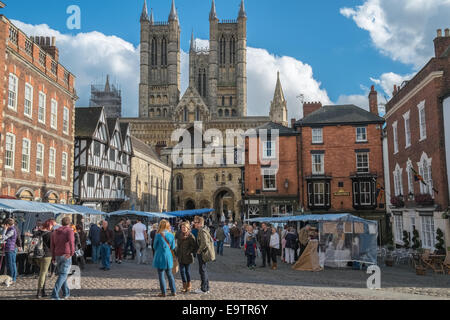 Les gens à Lincoln place du marché, avec la cathédrale en arrière-plan, Lincoln, Lincolnshire, Angleterre, Royaume-Uni Banque D'Images