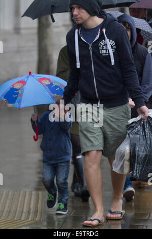 Wimbledon, Londres, Royaume-Uni. 09Th Nov, 2014. Les piétons à l'abri sous des parasols sur une journée humide à Londres : Crédit amer ghazzal/Alamy Live News Banque D'Images