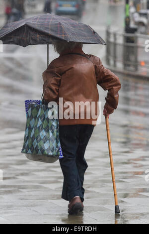 Wimbledon, Londres, Royaume-Uni. 09Th Nov, 2014. Les piétons à l'abri sous des parasols sur une journée humide à Londres : Crédit amer ghazzal/Alamy Live News Banque D'Images