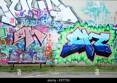 ZAGREB, CROATIE - le 24 février : un mur de graffitis colorés avec trois chaises peintes le 24 février 2014 à Zagreb, Croatie. Banque D'Images