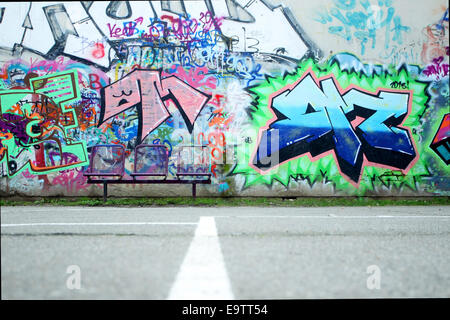 ZAGREB, CROATIE - le 24 février : un mur de graffitis colorés au niveau de surface le 24 février 2014 à Zagreb, Croatie. Banque D'Images