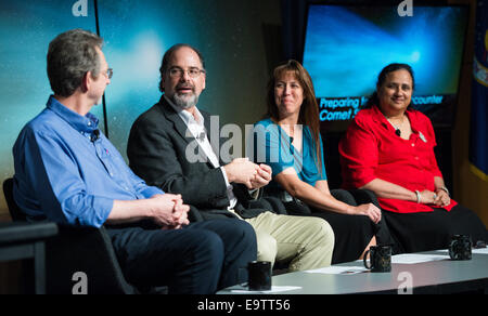 Les panélistes, de gauche, Jim Green, directeur, Division des sciences planétaires, Quartier général de la NASA, Washington, Carey Lisse, senior astrop