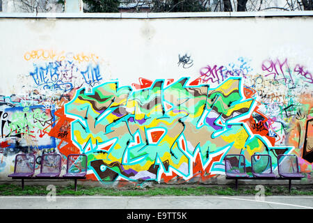 ZAGREB, CROATIE - le 24 février : un graffiti sur le mur de l'école le 24 février 2014 à Zagreb, Croatie. Banque D'Images