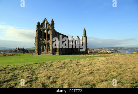 Vue sur l'abbaye de Whitby Abbey Lane, de Whitby, North Yorkshire, England, UK Banque D'Images