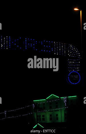 Portrait de nuit, vers le vert allumé Carn Brae Hotel, feux bleus 'KRS Archway', South Shore, Blackpool Illuminations, UK Banque D'Images