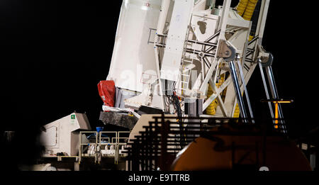L'Orbital Sciences Corporation Antares rocket, avec l'engin spatial Cygnus à bord, est soulevée à Launch Pad-0A, samedi, oct. Banque D'Images