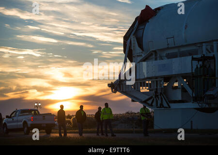 La fusée Antares transportant le vaisseau spatial Cygnus a été déplacée de l’installation d’intégration horizontale pour lancer Pad-0A à l’installation de vol Wallops de la NASA en Virginie, préparant une mission de ravitaillement de fret vers la Station spatiale internationale, soutenant les opérations spatiales et la logistique. Banque D'Images