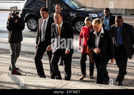 Copenhague, Danemark. 09Th Nov, 2014. M. Ban Ki-moon, Secrétaire général de l'Organisation des Nations Unies (photo, mi), arrive au bord de l'ONU sur le climat (GIEC) lieu, Tivoli Congress Hotel, Copenhague. Credit : OJPHOTOS/Alamy Live News Banque D'Images