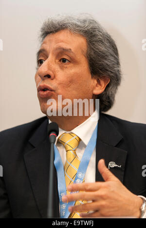 Copenhague, Danemark. 09Th Nov, 2014. M. Manuel Pulgar-Vidal, Ministre de l'environnement, à la conférence de presse du GIEC à Copenhague, répondre aux questions de la presse. Credit : OJPHOTOS/Alamy Live News Banque D'Images