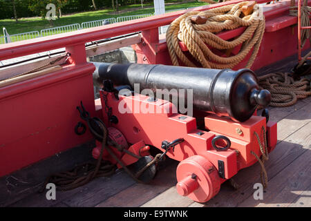 Une partie de la frégate Hermione avec un canon de 6 sur son chariot. Sur le pont de l' Hermione, canon de 6 sur affût. Banque D'Images