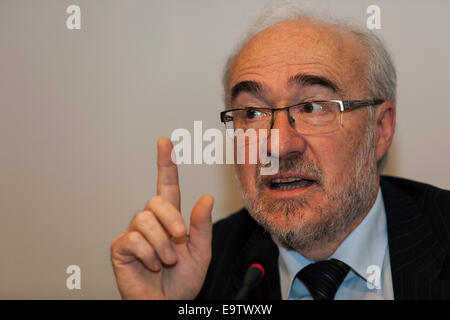 Copenhague, Danemark. 09Th Nov, 2014. M. Michel Jarraud, Secrétaire général de l'Organisation météorologique mondiale, à la conférence de presse du GIEC à Copenhague. Credit : OJPHOTOS/Alamy Live News Banque D'Images