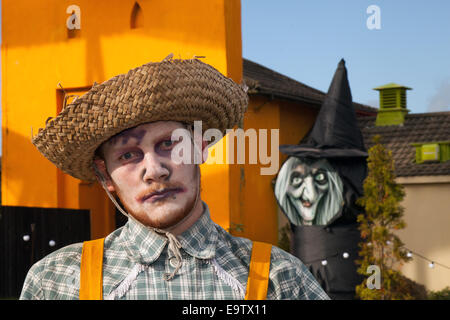 Le chapeau de paille à face blanche homme épouvantail être regardé par une sorcière à Pleasureland Southport, Royaume-Uni Banque D'Images