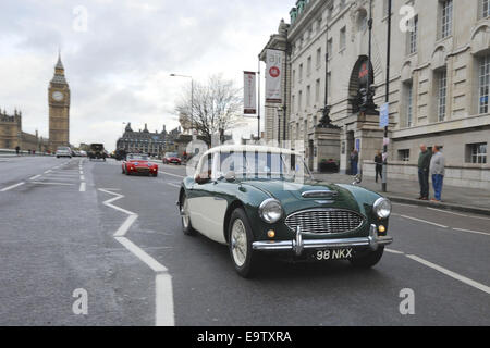 Londres, Royaume-Uni. 09Th Nov, 2014. Un 1958 Austin-Healey 100/6 BN6 deux places traversant le pont de Westminster au cours de la 2014 Bonhams Londres à Brighton Veteran Car Run. Crédit : Michael Preston/Alamy Live News Banque D'Images