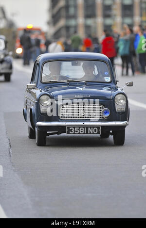 Londres, Royaume-Uni. 09Th Nov, 2014. Un 1958 Ford Anglia 100E traversant le pont de Westminster au cours de la 2014 Bonhams Londres à Brighton Veteran Car Run. Crédit : Michael Preston/Alamy Live News Banque D'Images