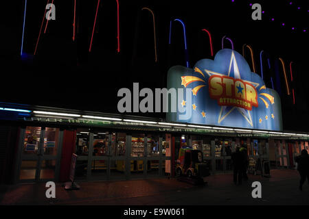 Vue nocturne de l'éclairage électrique et de chaussée entrée personnes, Attraction Principale attraction, Central Promenade, Blackpool Illuminations Banque D'Images