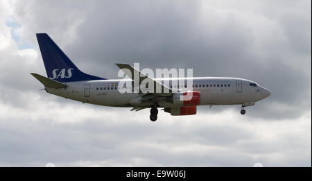 SAS Scandinavian Airlines Boeing 737 (LN-RRN), l'atterrissage à l'Aéroport International de Manchester. Banque D'Images