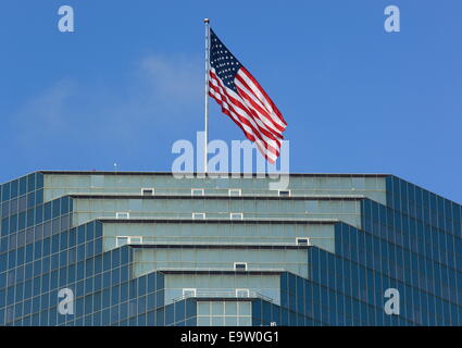 Drapeau américain sur le dessus de l'édifice moderne à San Diego, Californie, USA. Banque D'Images