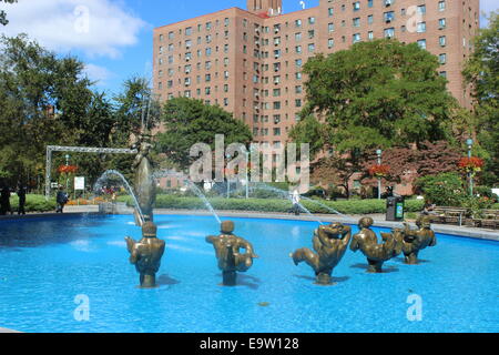 Fontaine ovale métropolitaine, Parkchester, Bronx, New York Banque D'Images