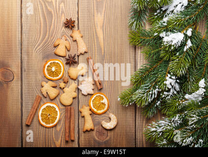 Sapin de Noël fait d'épices et biscuits au gingembre sur fond de bois Banque D'Images