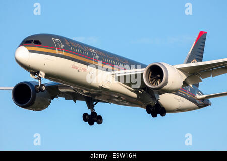 Royal Jordanian Boeing 787-8 la piste 27L à l'approche de l'aéroport Heathrow de Londres. Banque D'Images