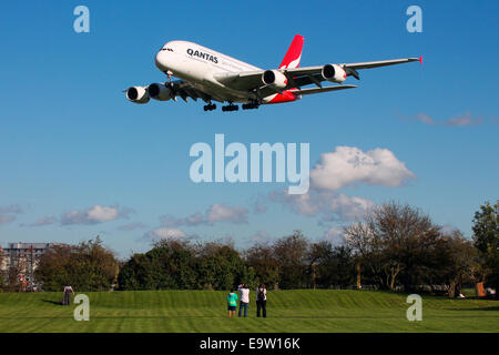 Airbus A380-800 de Qantas la piste 27L à l'approche de l'aéroport Heathrow de Londres. Banque D'Images