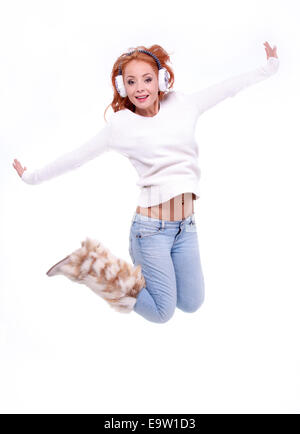 Beau saut redhead woman wearing white casque antibruit Banque D'Images