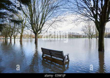 Chippenham Meadow recreation ground de Monmouth sous deux pieds de l'eau d'inondation. Banque D'Images