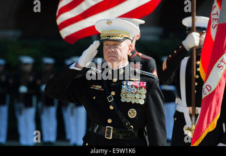 U.S. Marine Corps Général James F. Amos, le commandant sortant du Marine Corps, rend hommage au cours d'un changement de commandement et la retraite cérémonie à la caserne Marine Washington à Washington, D.C., Octobre 17, 2014. Amos a officiellement a quitté le commandement de la Marin Banque D'Images