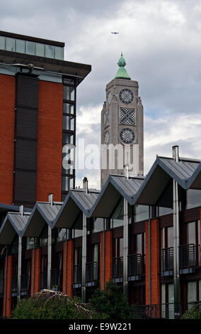 L'Oxo Tower sur la rive sud de la Tamise, à Londres, en Angleterre. Banque D'Images