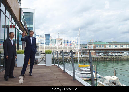 Le secrétaire d'Etat John Kerry waves aux photographes avant un déjeuner de travail, le Conseiller d'Etat chinois Yang Jiechi à Legal Sea Foods Harbourside restaurant après une série de réunions bilatérales entre les deux pays le 18 octobre 2014, dans le Banque D'Images