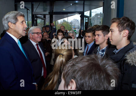 Le secrétaire d'Etat John Kerry et le ministre allemand des affaires étrangères, Frank-Walter Steinmeier, parler aux élèves qui n'ont connu que d'une Allemagne unifiée avant les deux ont visité les vestiges du Mur de Berlin pour marquer le 25e anniversaire de sa chute, et avant la Se Banque D'Images